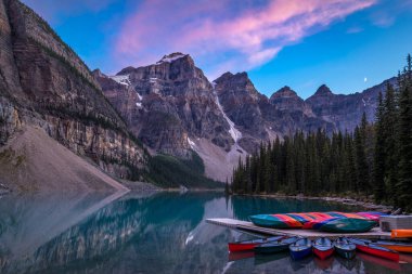 Gün batımından sonra Moraine Gölü