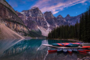 Gün batımından sonra Moraine Gölü