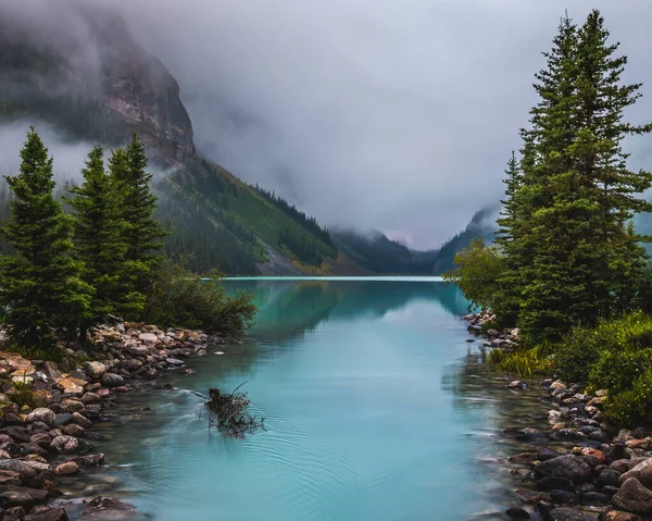 Montañas brumosas del lago Louise —  Fotos de Stock