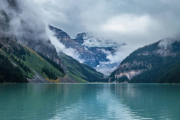 Misty Mountains van Lake Louise — Stockfoto