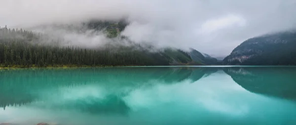 Montanhas nebulosas do Lago Louise — Fotografia de Stock