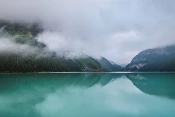 Montañas brumosas del lago Louise —  Fotos de Stock