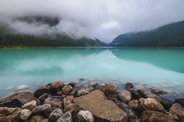 Montanhas nebulosas do Lago Louise — Fotografia de Stock