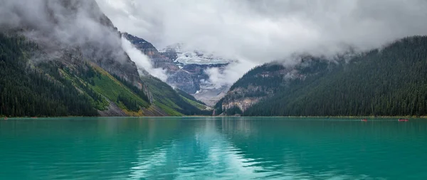 Montañas brumosas del lago Louise Panorama — Foto de Stock