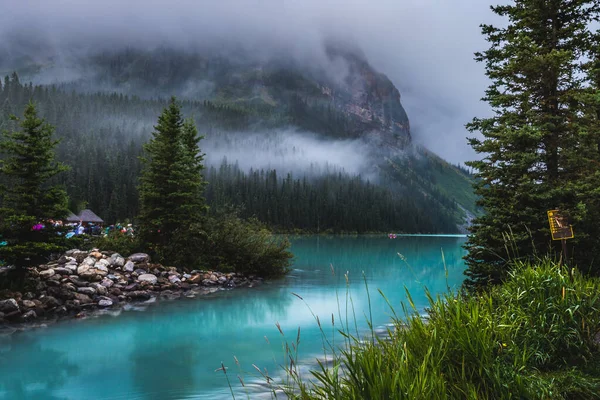 Misty Mountains van Lake Louise — Stockfoto