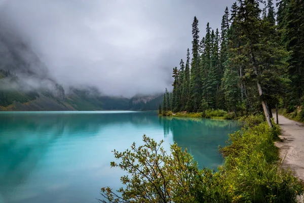 Lago Louise e Montanha Fairview — Fotografia de Stock