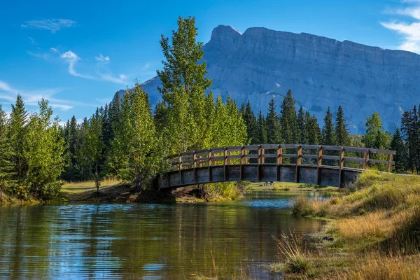 Beautiful Wooden Bridge Spanning Cascade Ponds Mount Rundle Background Banff — Stock Photo, Image