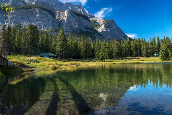 Adembenemend Uitzicht Cascade Mountain Torenhoge Cascade Ponds Met Reflecties Het — Stockfoto