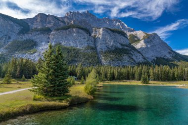 Cascade Dağı 'nın Turkuaz Suyu, Banff Ulusal Parkı, Alberta, Kanada' daki Şelale Göletleri 'nin tepesindeki nefes kesici manzarası.