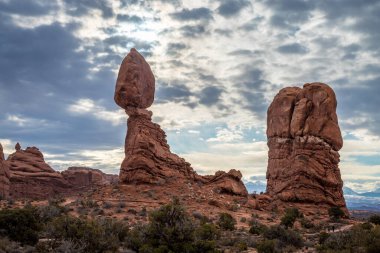 Popüler Dengeli Kaya Kulesi Arches Sahne Yolu boyunca Ardows Arches Ulusal Parkı, Moab, Utah yakınlarında görüldü.