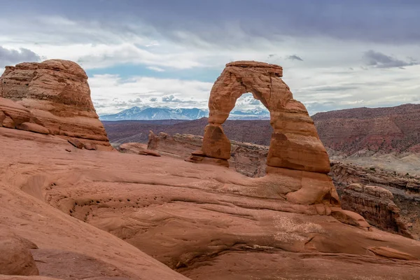 Iconic Delicate Arch Landmark Standing Tall Arches National Park Cloudy — Stock Photo, Image