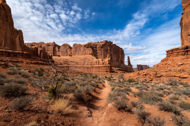 Park Avenue Patikası boyunca uzanan, Babil Kulesi, Arches Ulusal Parkı, Moab, Utah, Arches National Park ve Monolitik Kum Taşı yapılarının manzarası.