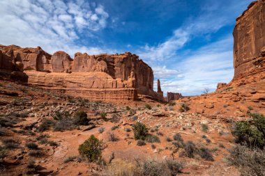 Park Avenue Patikası boyunca uzanan, Babil Kulesi, Arches Ulusal Parkı, Moab, Utah, Arches National Park ve Monolitik Kum Taşı yapılarının manzarası.
