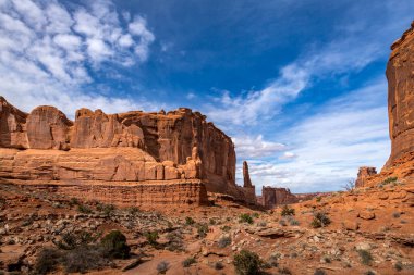Park Avenue Patikası boyunca uzanan, Babil Kulesi, Arches Ulusal Parkı, Moab, Utah, Arches National Park ve Monolitik Kum Taşı yapılarının manzarası.