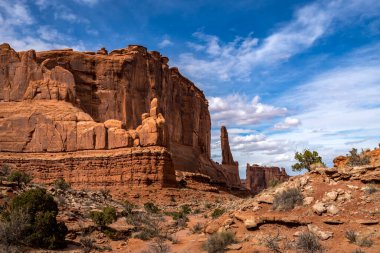 Park Avenue Patikası boyunca uzanan, Babil Kulesi, Arches Ulusal Parkı, Moab, Utah, Arches National Park ve Monolitik Kum Taşı yapılarının manzarası.