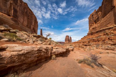 Park Avenue Patikası, Arches Ulusal Parkı, Moab, Utah 'tan görülen Organ kumtaşı yapısının göz kamaştırıcı görüntüsü.