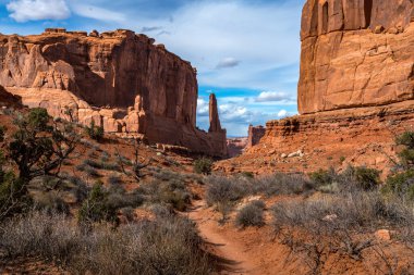 Park Avenue Patikası boyunca uzanan, Babil Kulesi, Arches Ulusal Parkı, Moab, Utah, Arches National Park ve Monolitik Kum Taşı yapılarının manzarası.