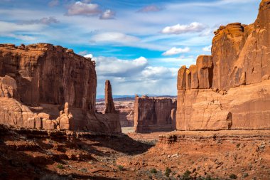 Park Avenue Patikası boyunca uzanan, Babil Kulesi, Arches Ulusal Parkı, Moab, Utah, Arches National Park ve Monolitik Kum Taşı yapılarının manzarası.