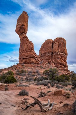 Popüler Dengeli Kaya Kulesi Arches Sahne Yolu boyunca Ardows Arches Ulusal Parkı, Moab, Utah yakınlarında görüldü.