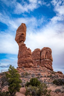 Popüler Dengeli Kaya Kulesi Arches Sahne Yolu boyunca Ardows Arches Ulusal Parkı, Moab, Utah yakınlarında görüldü.