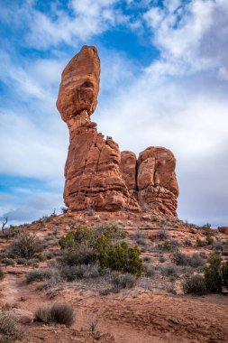 Popüler Dengeli Kaya Kulesi Arches Sahne Yolu boyunca Ardows Arches Ulusal Parkı, Moab, Utah yakınlarında görüldü.