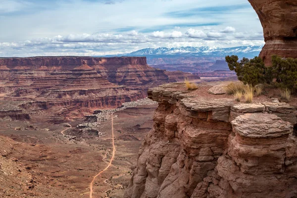 Spectaculair Uitzicht Ruige Shafer Trail Aflopende Shafer Canyon Een Bewolkte Rechtenvrije Stockafbeeldingen