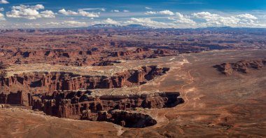 Grand View Point Overlook, Sky District, Canyonlands Ulusal Parkı, Moab, Utah 'tan Anıt Havzası ve Beyaz Halka manzarası yükseliyor.