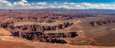 Grand View Point Overlook, Sky District, Canyonlands Ulusal Parkı, Moab, Utah 'tan Anıt Havzası ve Beyaz Halka manzarası yükseliyor.