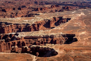 Grand View Point Overlook, Sky District, Canyonlands Ulusal Parkı, Moab, Utah 'tan Anıt Havzası ve Beyaz Halka manzarası yükseliyor.