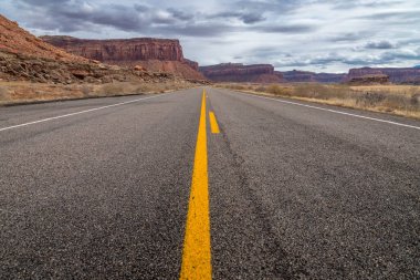 Canyonlands Ulusal Parkı, Needles İlçesi, Monticello, Utah yakınlarındaki Indian Creek Koridoru Manzarası boyunca güneşli bir günde görülen kırmızı kumtaşı popoları ve tasarruflarının ikonik görüntüsü