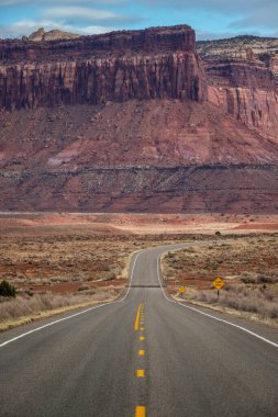 Canyonlands Ulusal Parkı, Needles İlçesi, Monticello, Utah yakınlarındaki Indian Creek Koridoru Manzarası boyunca güneşli bir günde görülen kırmızı kumtaşı popoları ve tasarruflarının ikonik görüntüsü