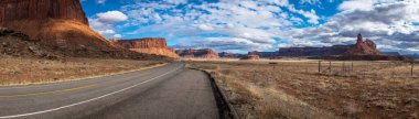 Canyonlands Ulusal Parkı, Needles İlçesi, Monticello, Utah yakınlarındaki Indian Creek Koridoru Manzarası boyunca güneşli bir günde görülen kırmızı kumtaşı popoları ve tasarruflarının ikonik görüntüsü