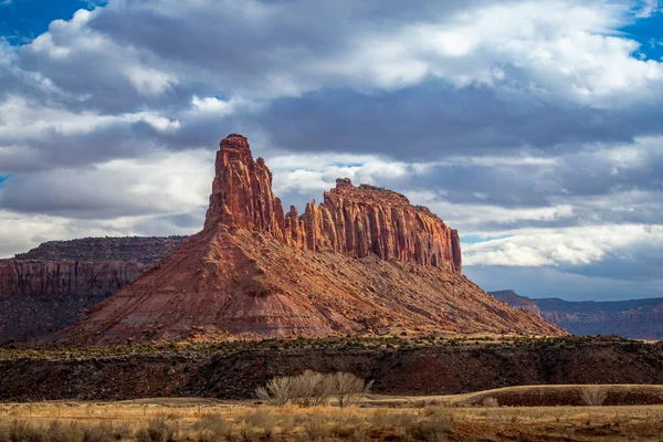 Indian Creek Koridoru 'nda, Canyonlands Ulusal Parkı, Needles İlçesi, Monticello, Utah yakınlarında güzel kum taşı yüzgeçleri görüldü.