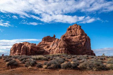 Windows Road, Arches National Park, Moab, Utah boyunca görülen güzel kumtaşı oluşumları.