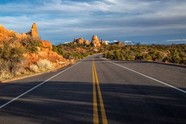 Gölgeler, Arches Scenic Drive, Arches National Park, Moab, Utah boyunca çeşitli kum taşı oluşumlarına dökülüyor.