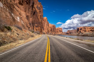 Utah Sahne 279 'dan renkli bir manzara. Bir tarafında yüksek kumtaşı kayalıkları diğer tarafında Colorado nehri, Moab, Utah.