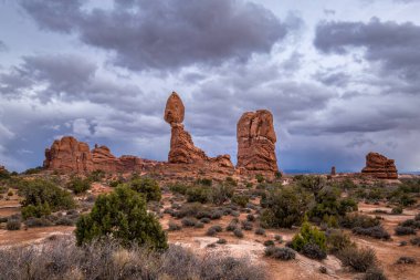 Popüler Dengeli Kaya kaya oluşumunun üzerinde dramatik fırtına bulutları beliriyor, Arches Scenic Drive, Arches National Park, Moab, Utah