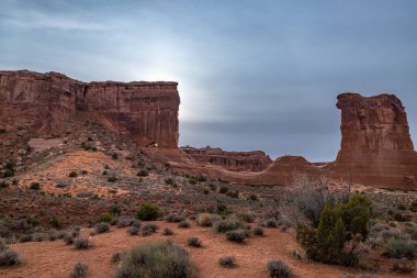 Arches Ulusal Parkı 'nın Park Avenue bölümündeki devasa kumtaşı kuleleri üzerlerinde dramatik fırtına bulutları beliriyor, Moab, Utah
