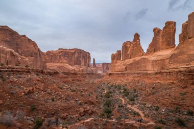 Park Avenue Arches Ulusal Parkı 'nda devasa kum taşı kuleleri. Başında dramatik fırtına bulutları var. Moab, Utah.