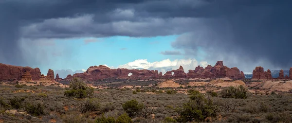 Prachtige Zandstenen Rotsformaties Met Dramatische Stormwolken Verte Arches Scenic Drive Rechtenvrije Stockfoto's