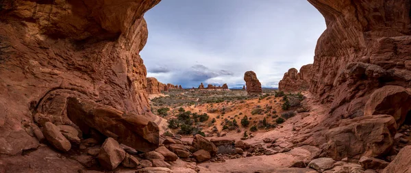 Prachtig Uitkijkpunt Uitkijkend Onder Massieve Double Arch Zandsteen Rotsformatie Een Stockfoto