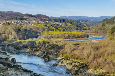 Arbo şehirdeki Minho Nehri'nin mavi su
