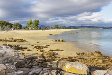 Bao beach Arousa ada Köprüsü'nde arka plan ile