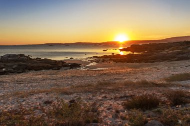 Düşük tide Gradin Beach, Arousa Adası, altın gün batımında