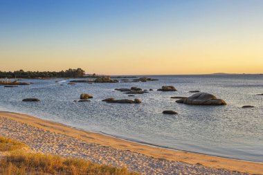 Gün batımında Arousa Island Gradin kayalık deniz plaj