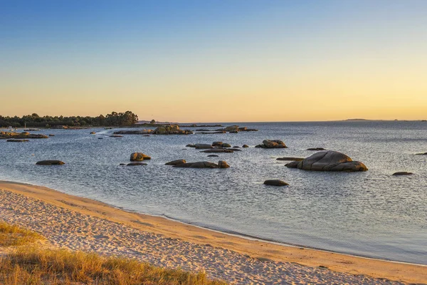 Plaża Skalista Morze Gradin Arousa Island Zachodzie Słońca — Zdjęcie stockowe