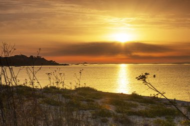 O Grove şehir bulutlu gün batımında Mexilloeira plaj sahil dune