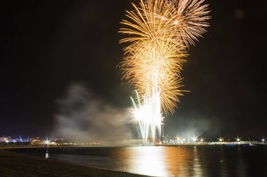 Deniz savaş fireworks uygulamasında Vilagarcia de Arousa şenlik Compostela Plajı