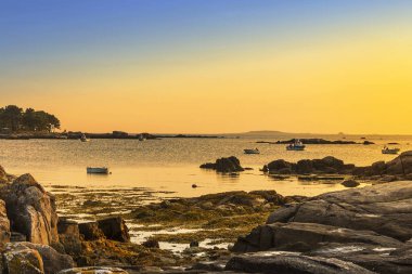 Arousa Island Espinos Koyu'nda altın günbatımı sahil şeridi