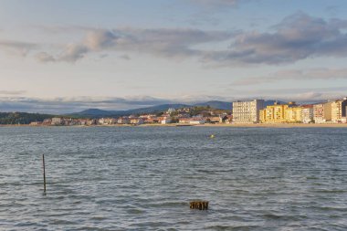 Carril ve Vilagarcia de Arousa seafront, binalar ve Compostela beach
